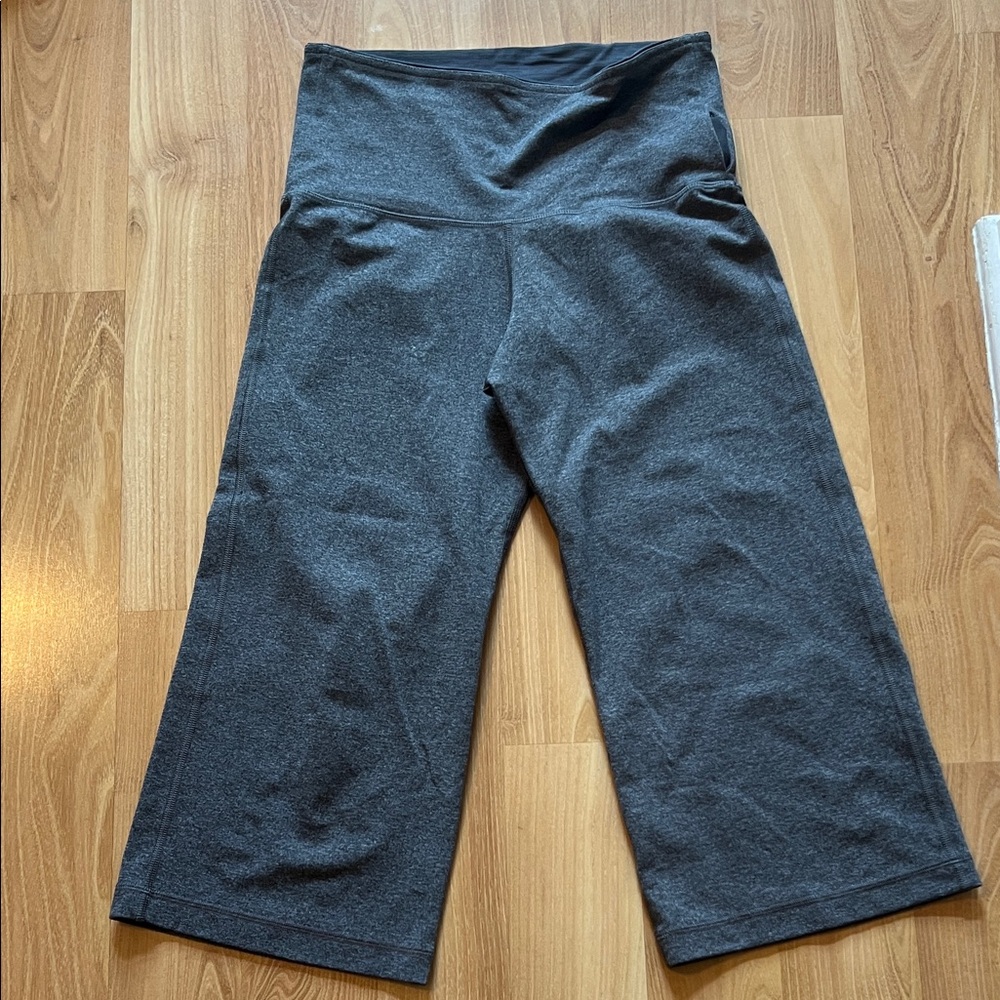 Gray womens capri Bottoms size 6